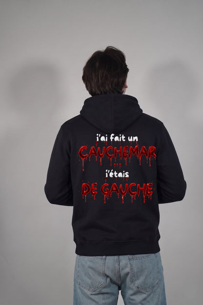 Homme de dos portant le pull à capuche Halloween J'ai fait un cauchemar Hustle Wear, encre rouge sang