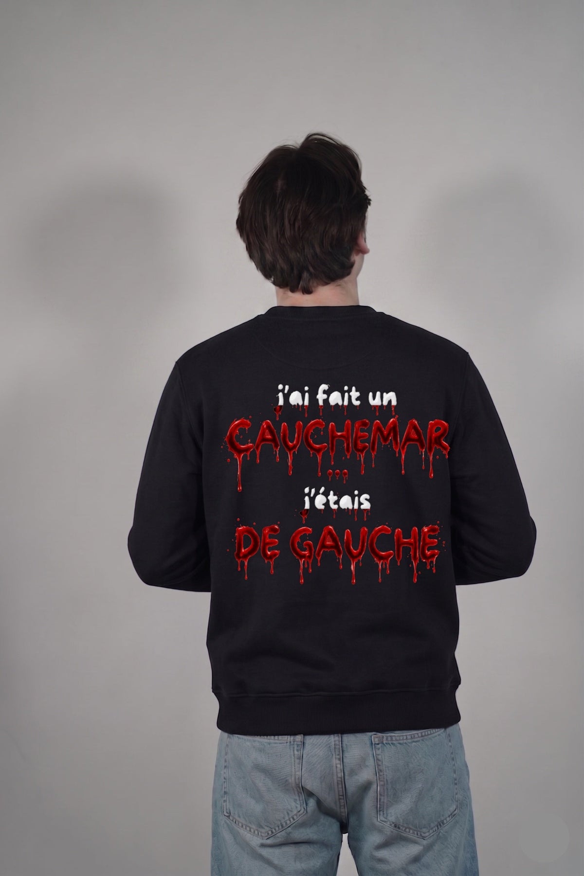 Homme de dos portant le pull sans capuche Halloween J'ai fait un cauchemar Hustle Wear, encre rouge sang