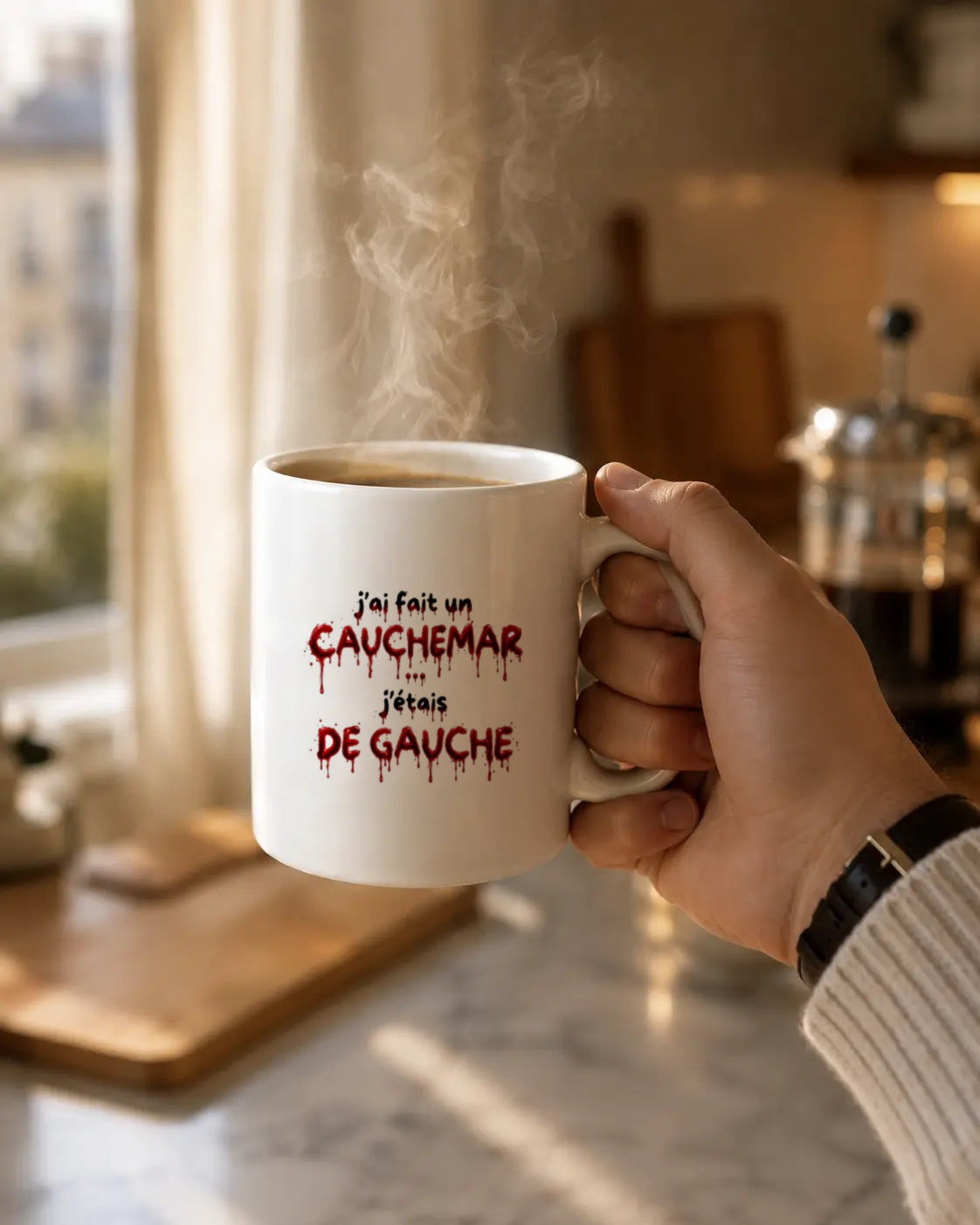 Main tenant le mug Halloween J'ai fait un cauchemar Hustle Wear, encre rouge sang