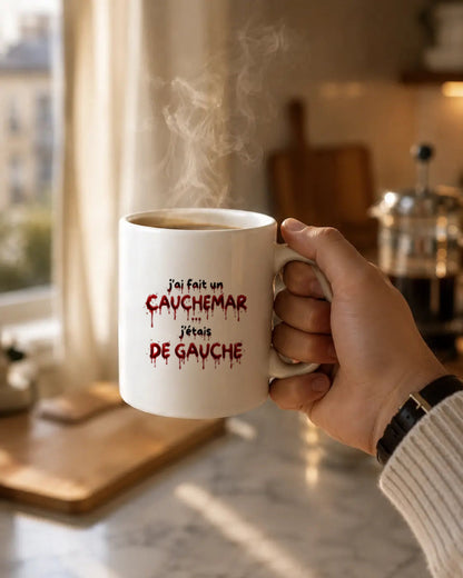 Main tenant le mug Halloween J'ai fait un cauchemar Hustle Wear, encre rouge sang