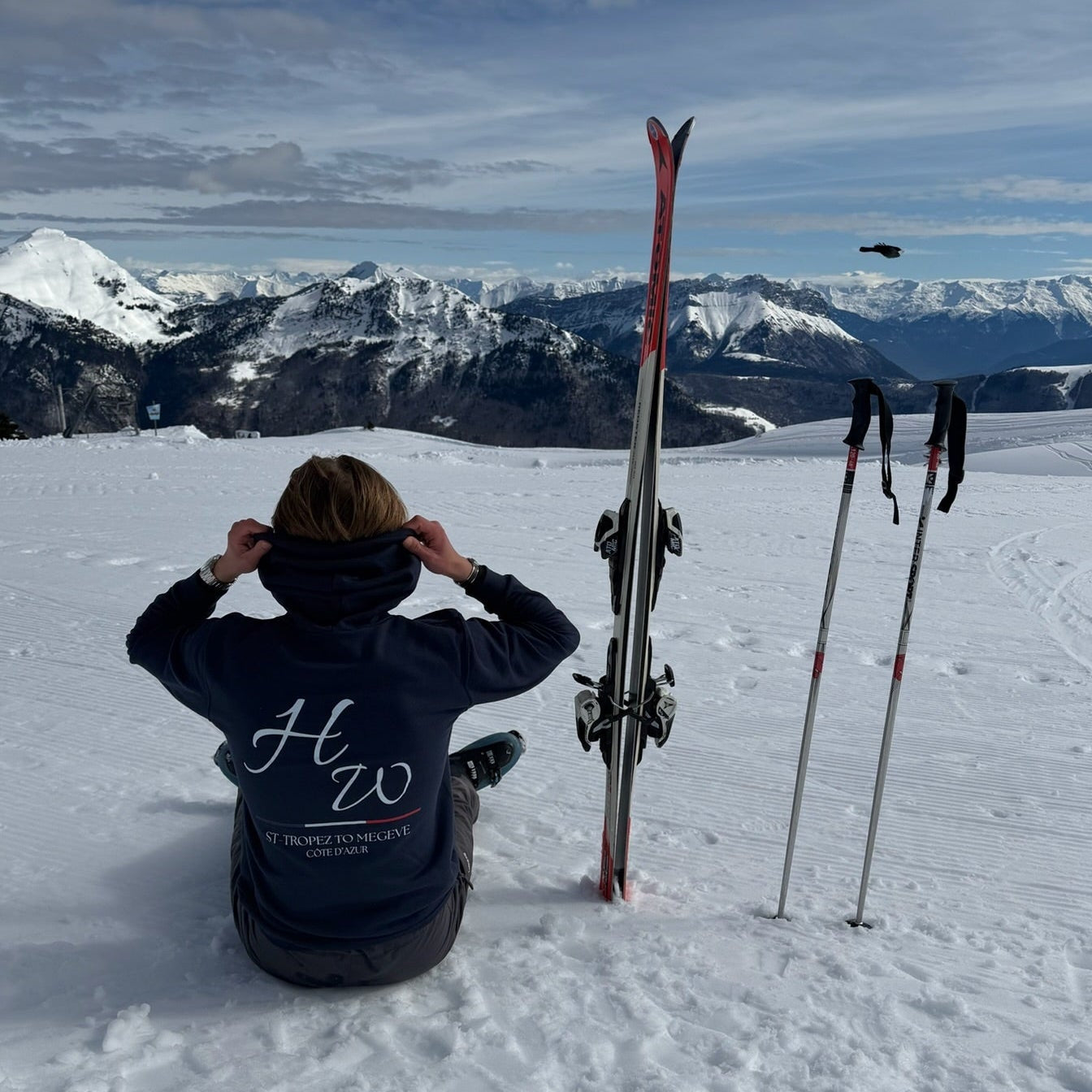Pull à capuche Hustle Wear "St-Tropez to Megève" pull luxe lifestyle français porté 