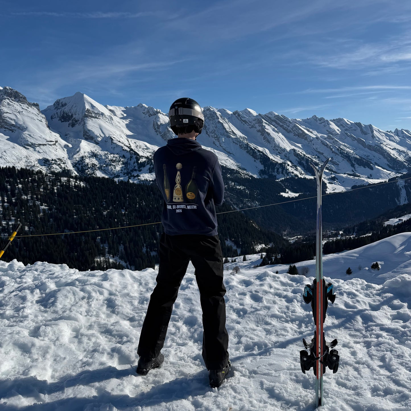 Pull à capuche bleu Hustle Wear "Gstaad St-Moritz Megève" pull ski luxe français porté au ski
