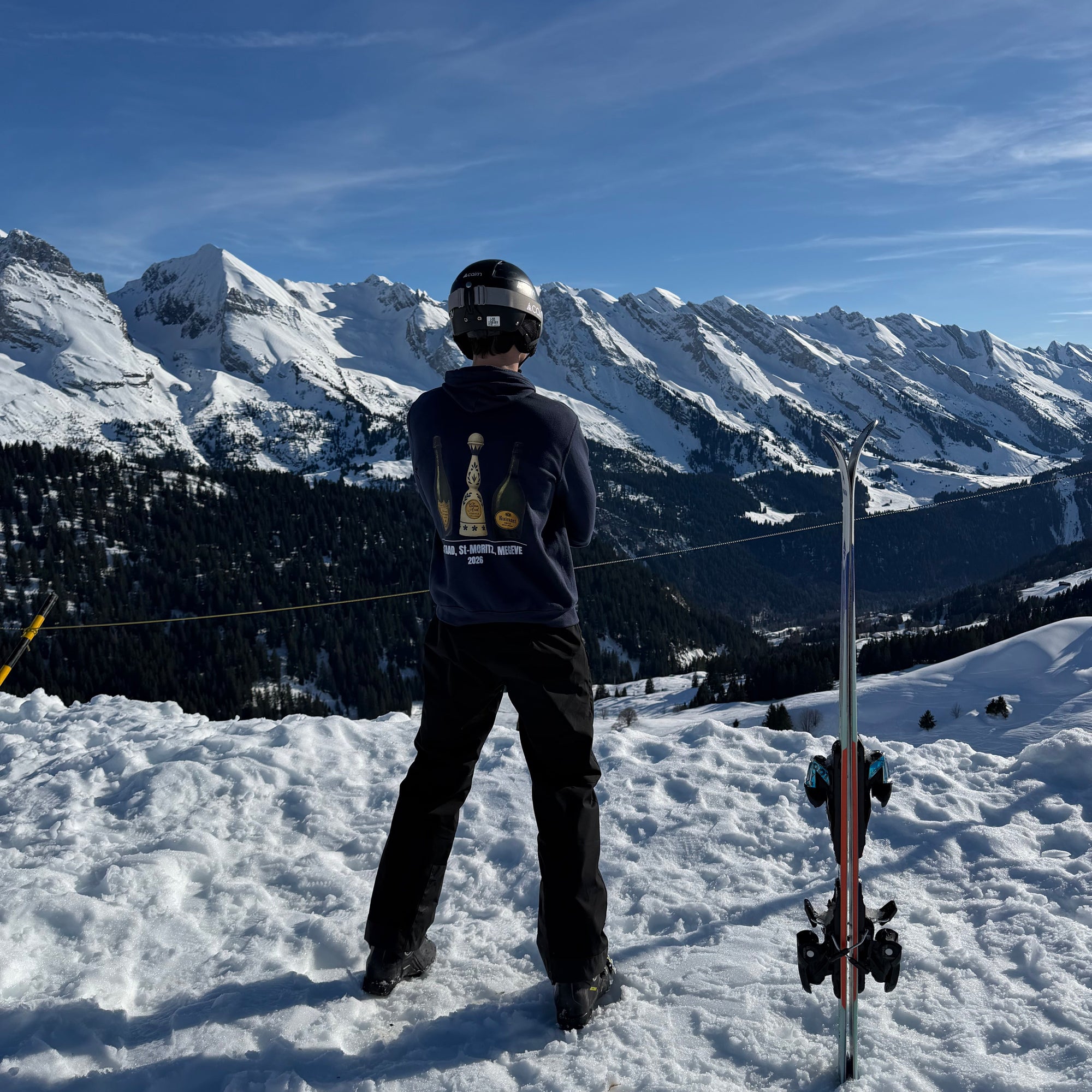 Pull à capuche bleu Hustle Wear "Gstaad St-Moritz Megève" pull ski luxe français porté au ski