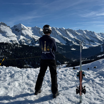 Pull à capuche bleu Hustle Wear "Gstaad St-Moritz Megève" pull ski luxe français porté au ski