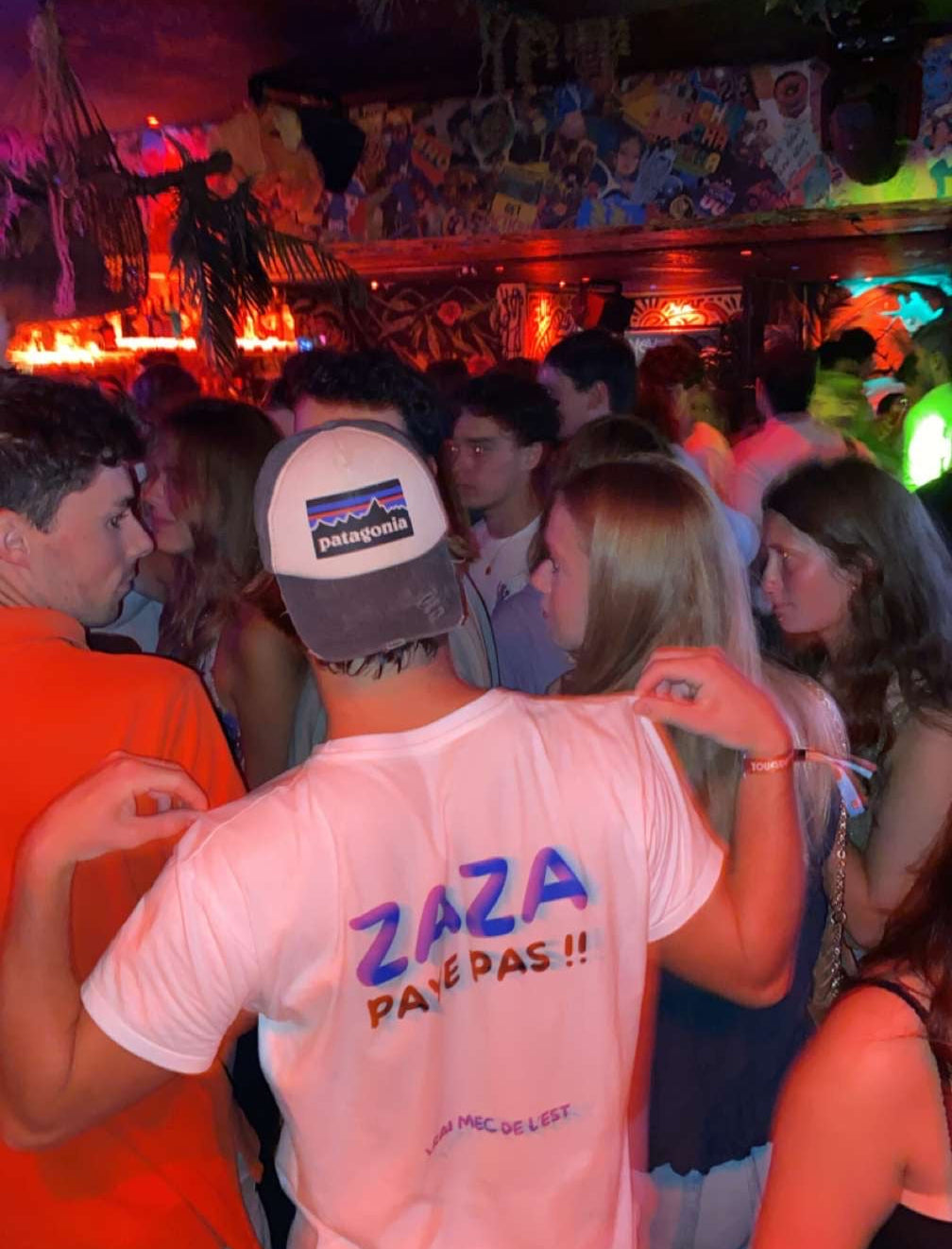 T-shirt Hustle Wear "Zaza Paye Pas" humour streetwear français provoc La Menace porté