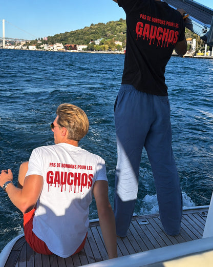 T-shirts Pas de bonbons pour les gauchos, en noir et en blanc, portés sur un bateau, coloris blanc et coloris noir