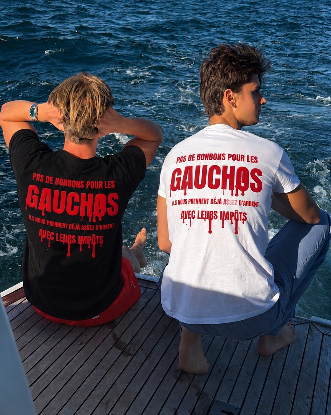 Deux amis assis de dos sur un bateau en t-shirt Pas de bonbons pour les gauchos version impôts, en noir et en blanc, coloris blanc et coloris noir