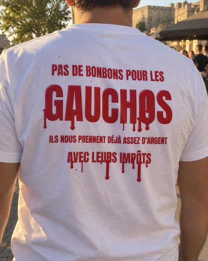 Gros plan de l'imprimé Pas de bonbons pour les gauchos, ils nous prennent déjà assez d'argent avec leurs impôts, au dos du t-shirt blanc, coloris blanc