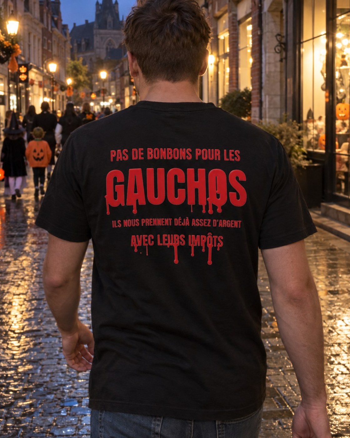 T-shirt noir Pas de bonbons pour les gauchos version impôts porté de dos dans une rue le soir d'Halloween, coloris noir