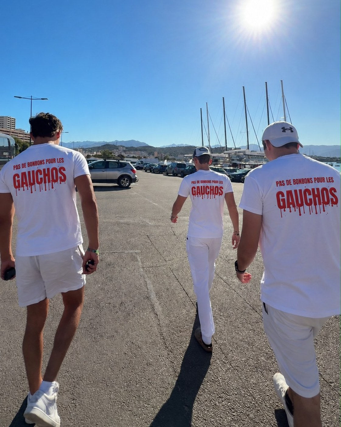 Trois amis de dos sur un port en t-shirt Pas de bonbons pour les gauchos, coloris blanc