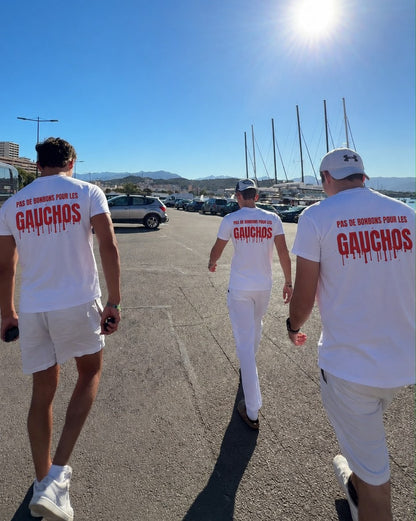 Trois amis de dos sur un port en t-shirt Pas de bonbons pour les gauchos, coloris blanc