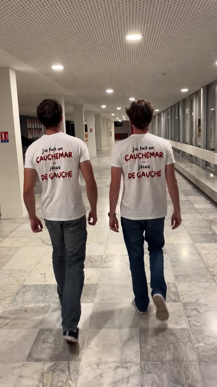 Deux amis de dos dans un couloir en t-shirt J'ai fait un cauchemar, j'étais de gauche, édition sang Halloween, coloris blanc
