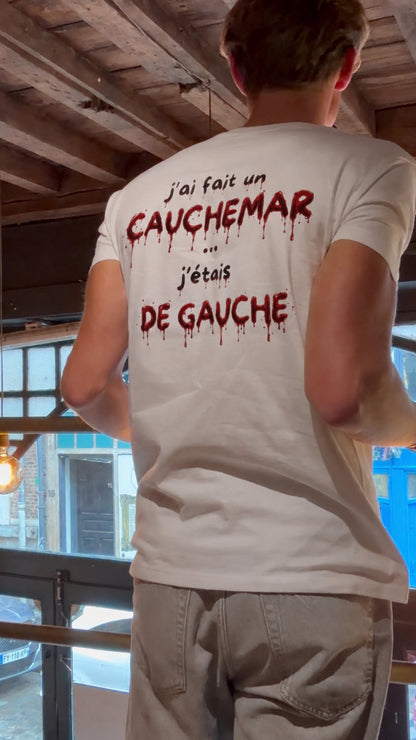 Gros plan du message J'ai fait un cauchemar, j'étais de gauche en rouge sang au dos du t-shirt, coloris blanc