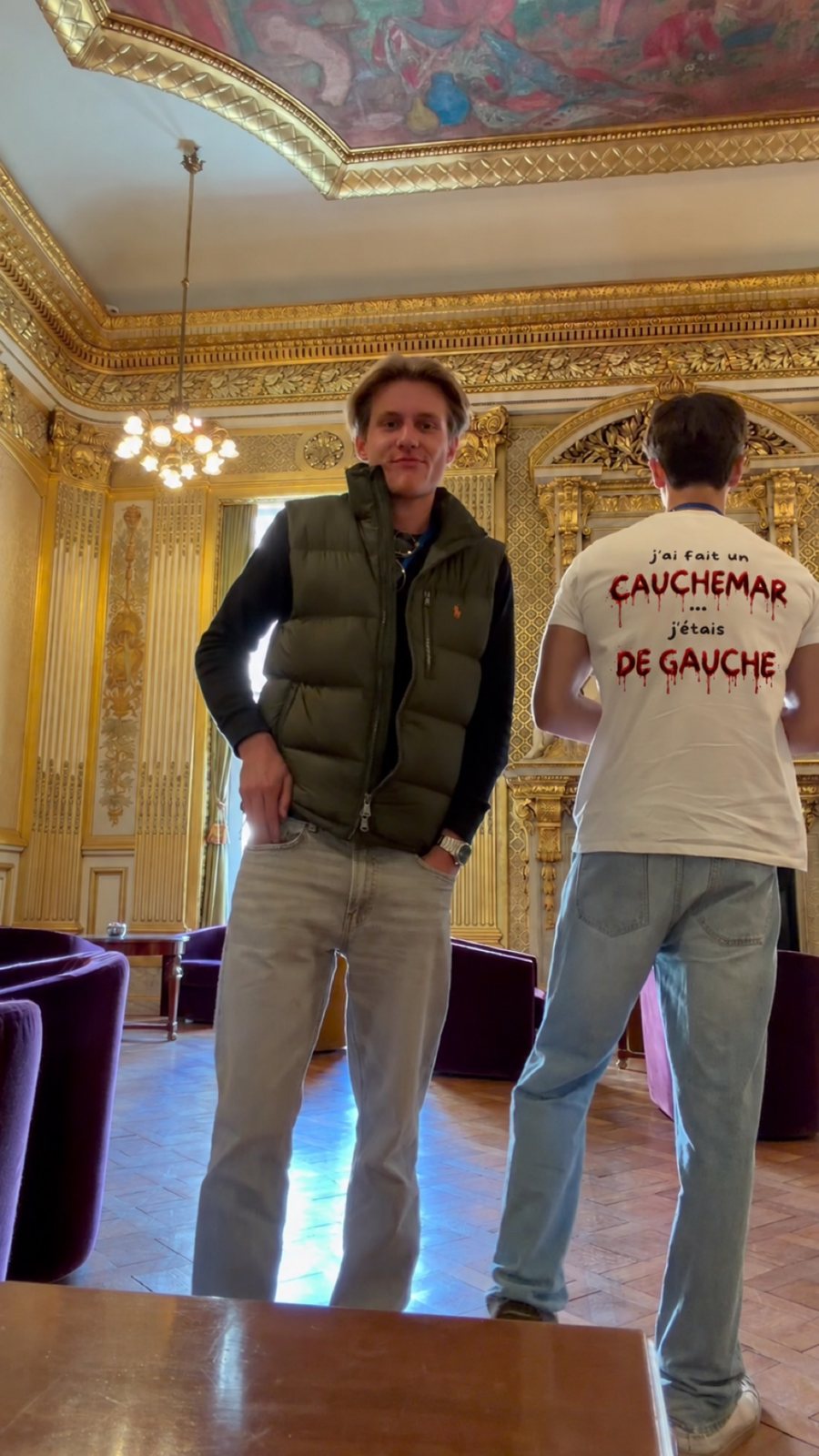 T-shirt J'ai fait un cauchemar, j'étais de gauche, édition sang, porté dans un salon doré, coloris blanc