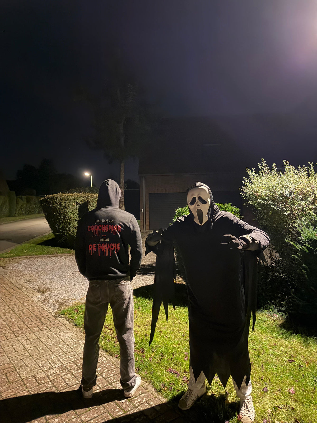 Les cofondateurs de Hustle Wear de nuit au jardin, shooting Halloween édition sang