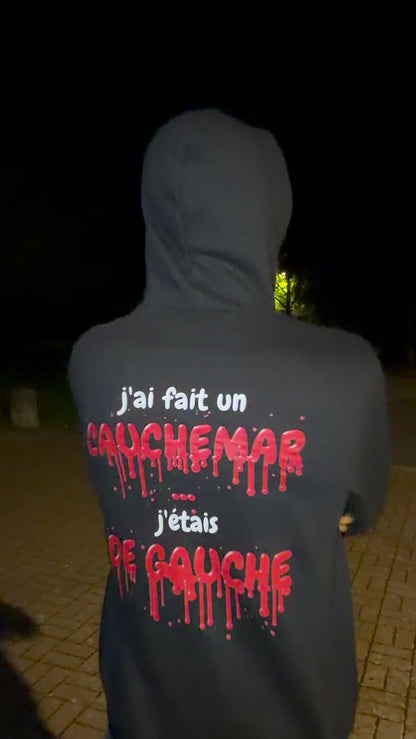 Dos du pull Halloween édition sang, capuche relevée, de nuit