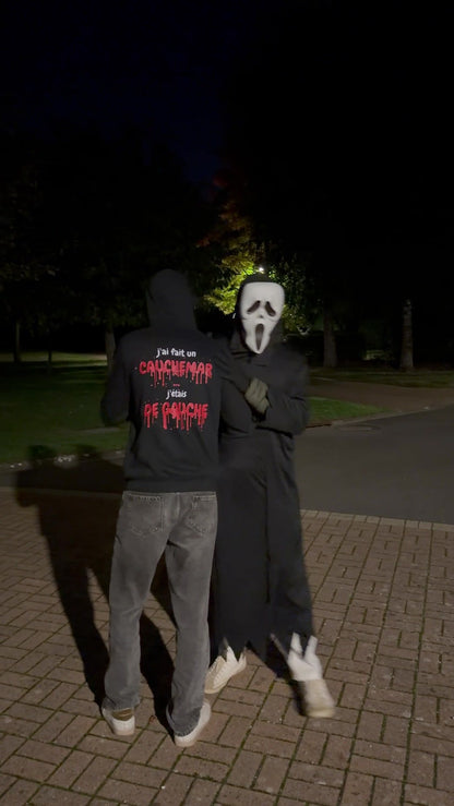Le porteur du pull Halloween édition sang et un Scream qui s'approche de nuit