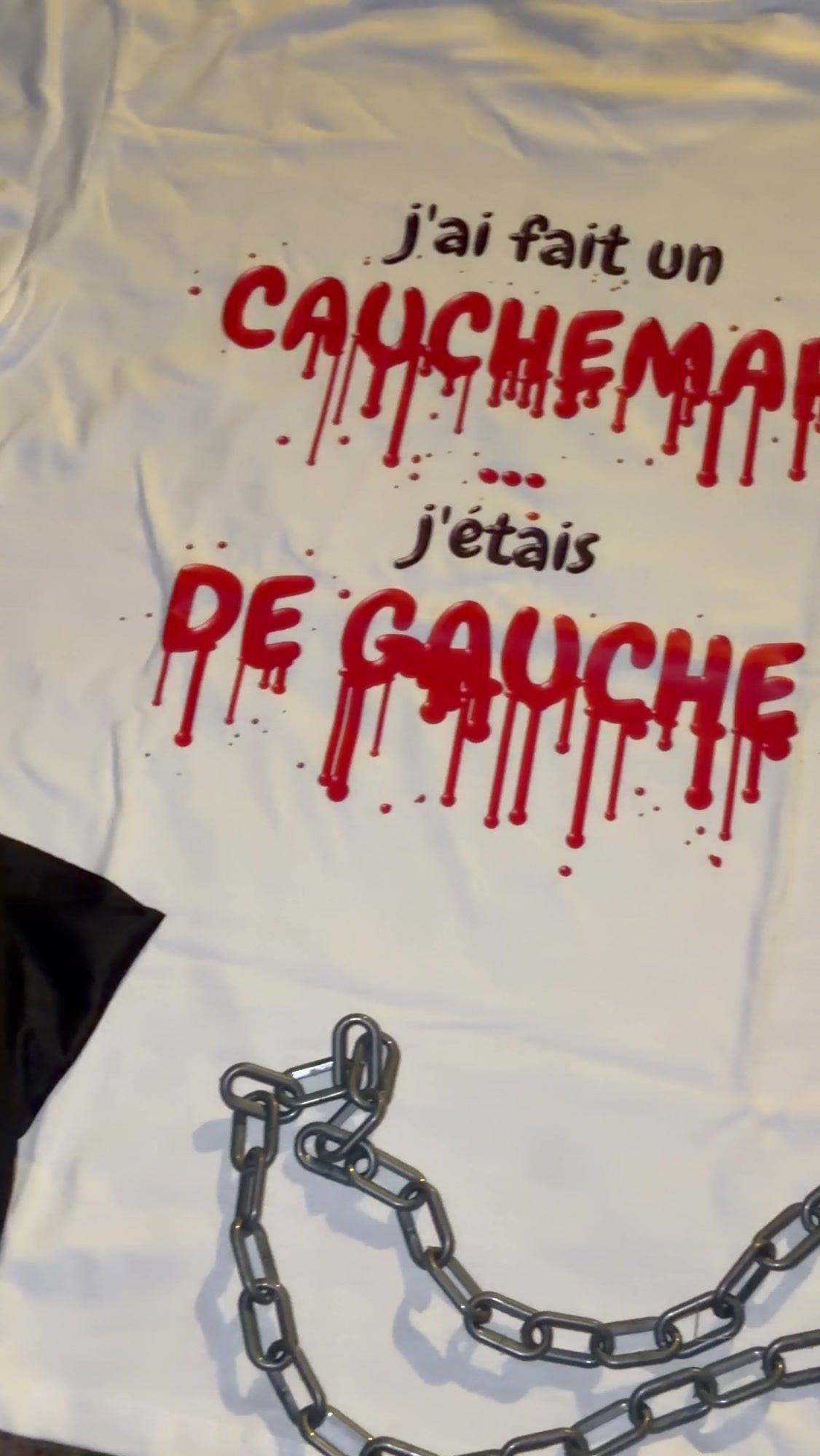 Gros plan de l'imprimé rouge sang J'ai fait un cauchemar, j'étais de gauche, coloris blanc