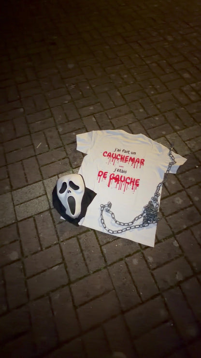 T-shirt Halloween édition sang posé de nuit sur des pavés, masque et chaînes, coloris blanc