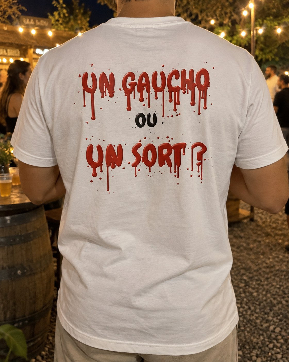 Gros plan de l'imprimé rouge sang Un gaucho ou un sort au dos du t-shirt blanc, de nuit, coloris blanc