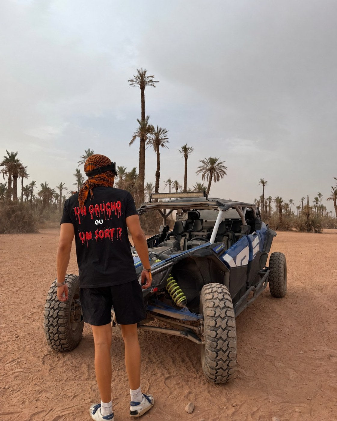 T-shirt noir Un gaucho ou un sort porté de dos devant un buggy dans le désert, coloris noir