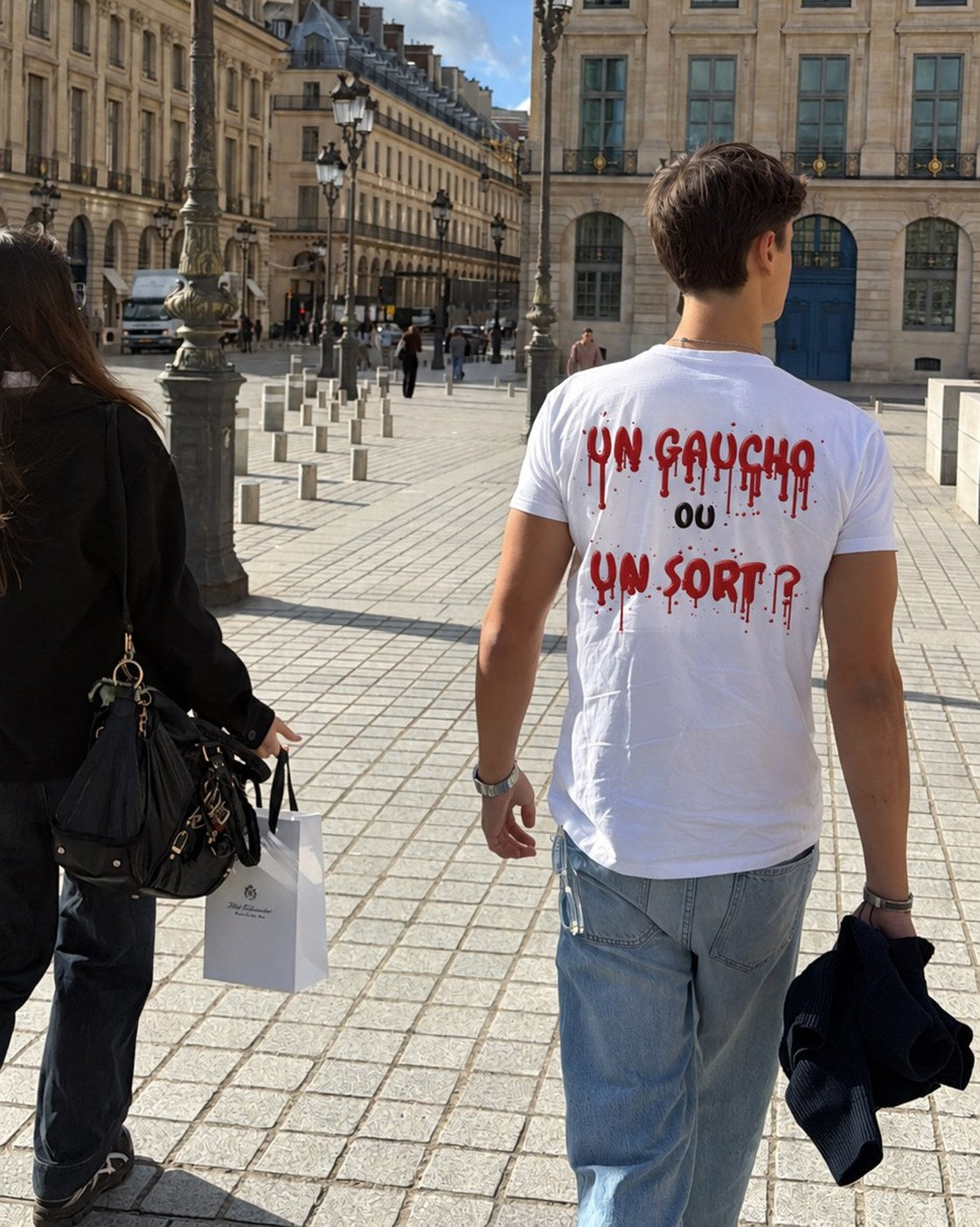 T-shirt blanc Un gaucho ou un sort porté de dos sur une place parisienne, coloris blanc