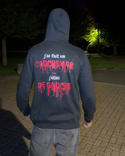 Homme de dos de nuit, capuche relevée, portant le pull à capuche Halloween J'ai fait un cauchemar Hustle Wear, encre rouge sang
