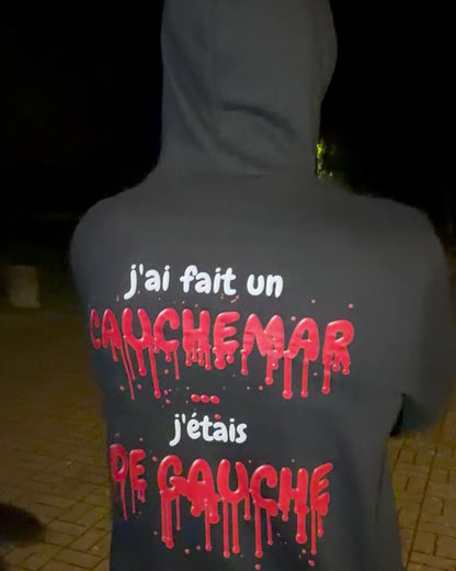 Gros plan de nuit sur la sérigraphie rouge sang dans le dos du pull à capuche Halloween J'ai fait un cauchemar Hustle Wear, encre rouge sang