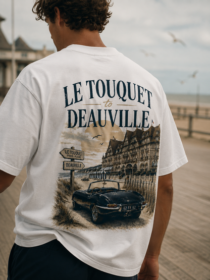 Homme portant le t-shirt Le Touquet to Deauville Hustle Wear sur la plage de Deauville, de dos