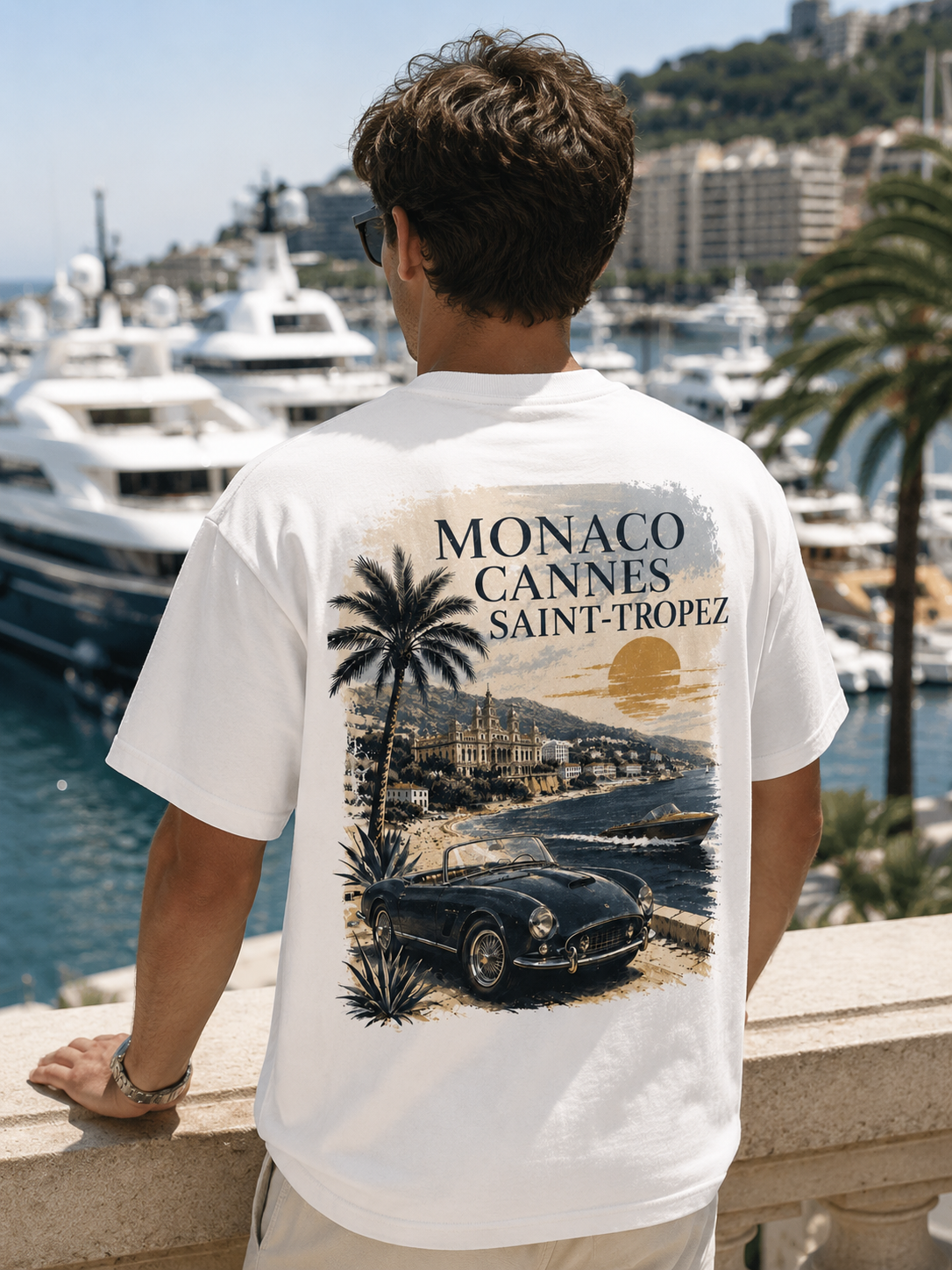 Homme de dos portant le t-shirt Monaco Cannes St-Tropez Hustle Wear sur le port de Monaco