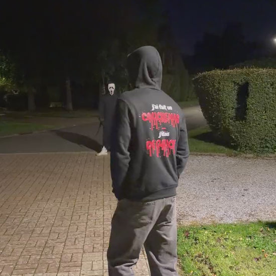 Vidéo : le porteur du pull Halloween édition sang marche de nuit, un Scream approche