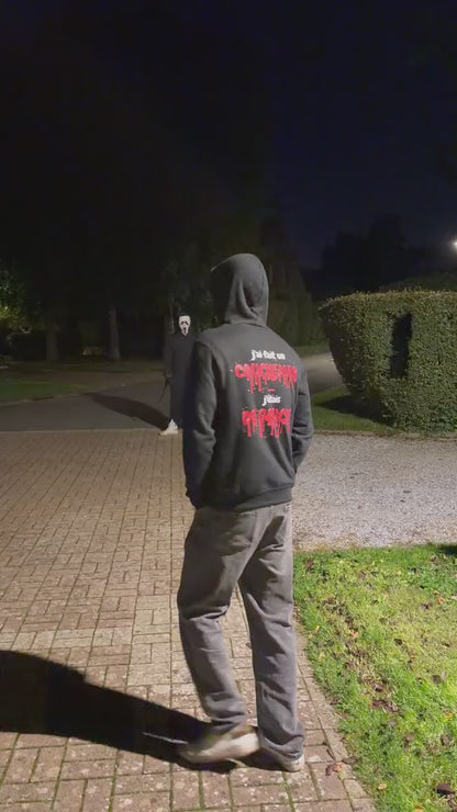Vidéo : le porteur du pull Halloween édition sang marche de nuit, un Scream approche