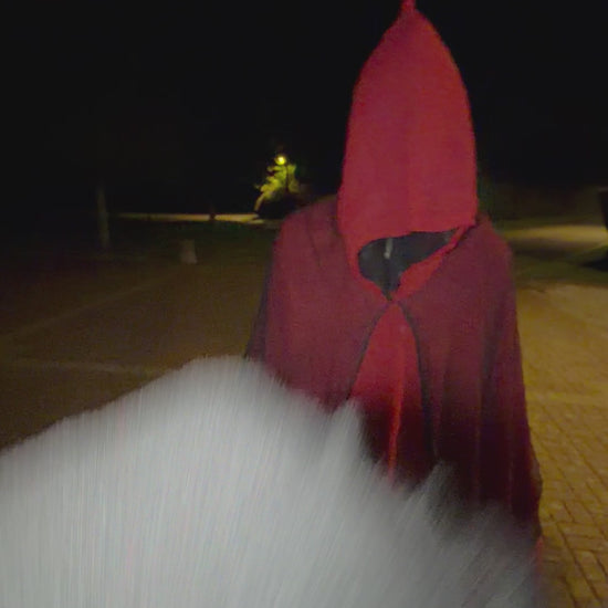 Vidéo : une cape rouge de nuit, puis le dos du pull Halloween édition sang en gros plan