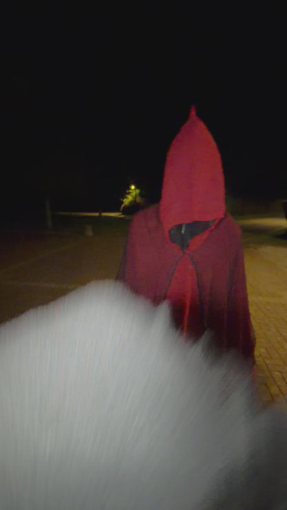 Vidéo : une cape rouge de nuit, puis le dos du pull Halloween édition sang en gros plan