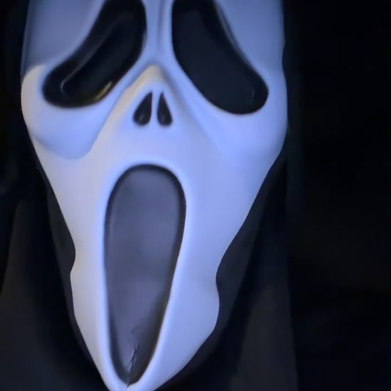 Vidéo : masque Scream, pull Halloween édition sang au sol et t-shirt sur les pavés, coloris blanc