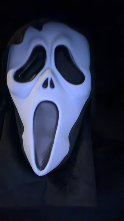 Vidéo : masque Scream, pull Halloween édition sang au sol et t-shirt sur les pavés, coloris blanc