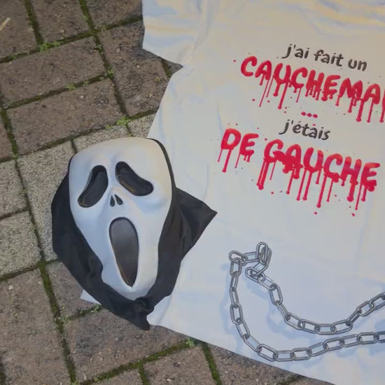 Vidéo : t-shirt Halloween édition sang posé avec un masque Scream et des chaînes, coloris blanc
