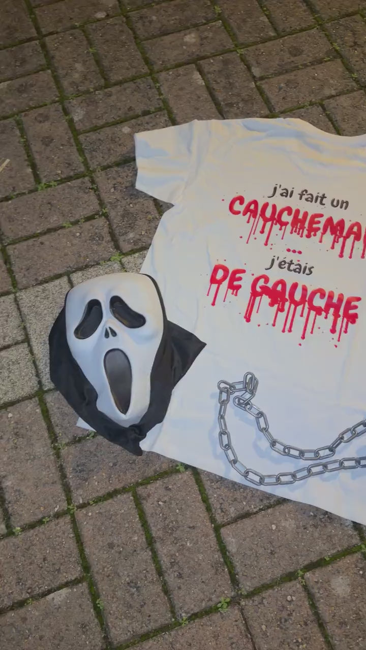Vidéo : t-shirt Halloween édition sang posé avec un masque Scream et des chaînes, coloris blanc