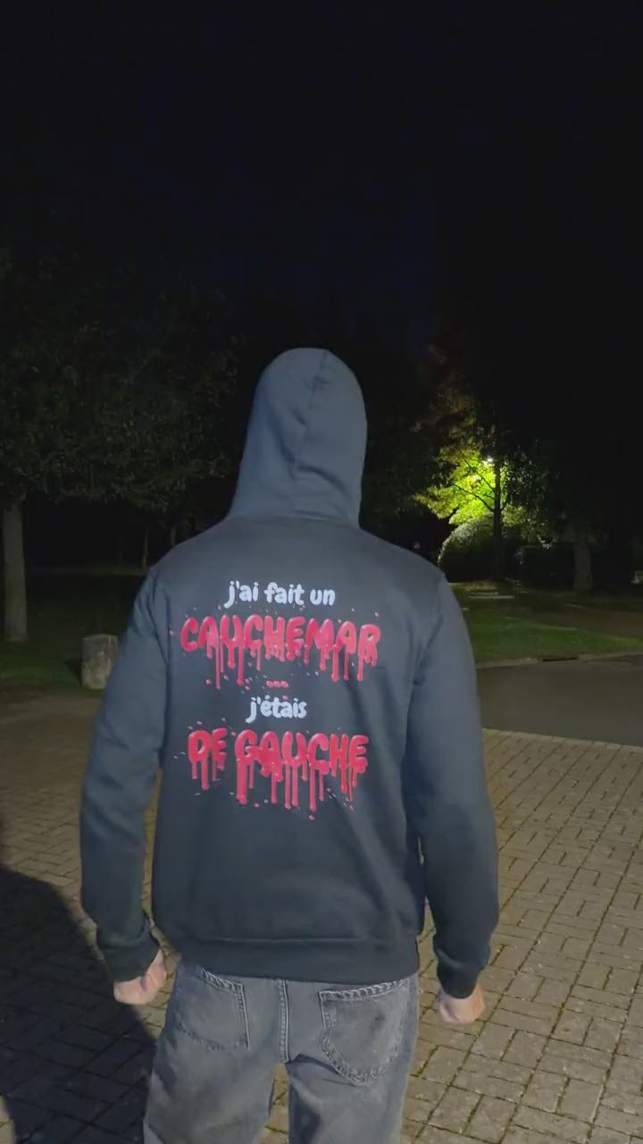 Vidéo : la capuche se retourne et révèle un masque Scream