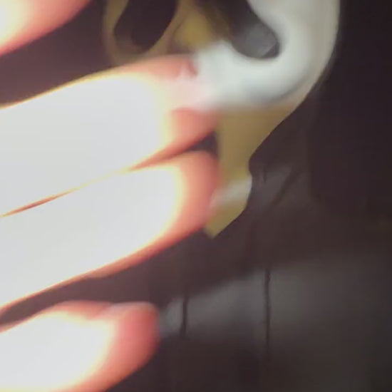 Vidéo : masque Scream puis dos du pull Halloween édition sang
