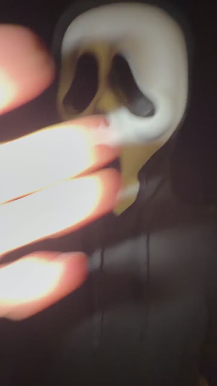 Vidéo : masque Scream puis dos du pull Halloween édition sang