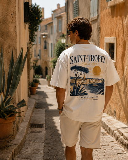 T-shirt St-Tropez to Côte d'Azur Hustle Wear porté de dos, ambiance French Riviera