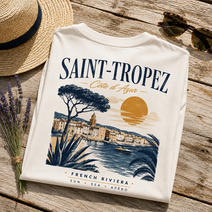 T-shirt St-Tropez to Côte d'Azur Hustle Wear à plat avec chapeau de paille et lavande