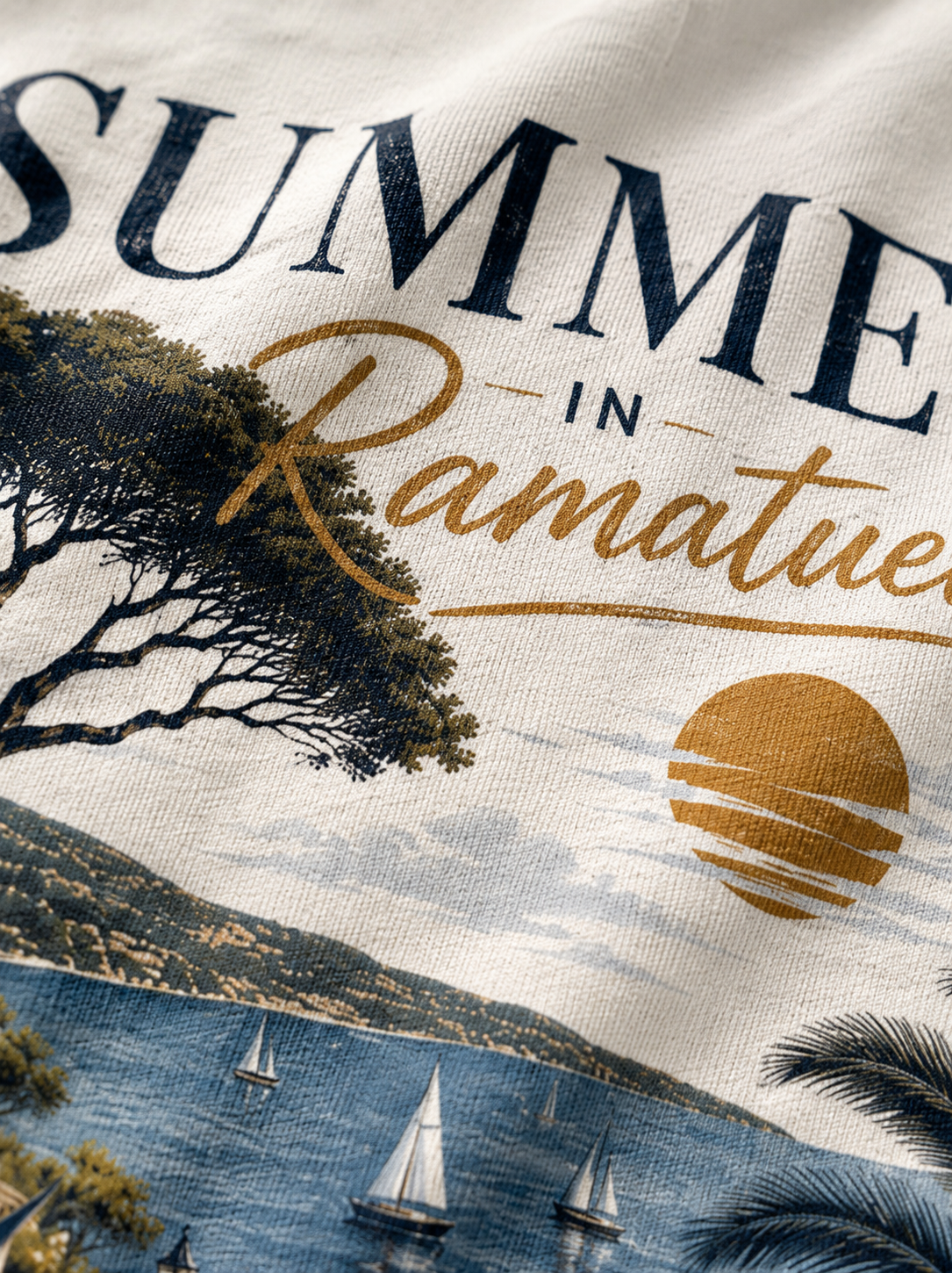 Gros plan du flocage Summer in Ramatuelle sur t-shirt blanc Hustle Wear