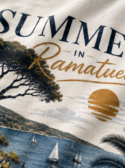 Gros plan du flocage Summer in Ramatuelle sur t-shirt blanc Hustle Wear