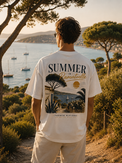 Homme portant le t-shirt Summer in Ramatuelle Hustle Wear sur un sentier côtier, vue de dos