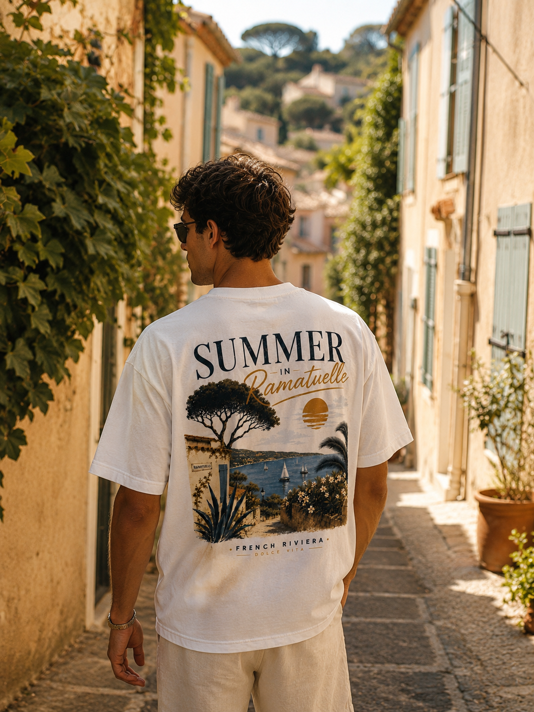 T-shirt Summer in Ramatuelle Hustle Wear porté de dos dans une ruelle méditerranéenne