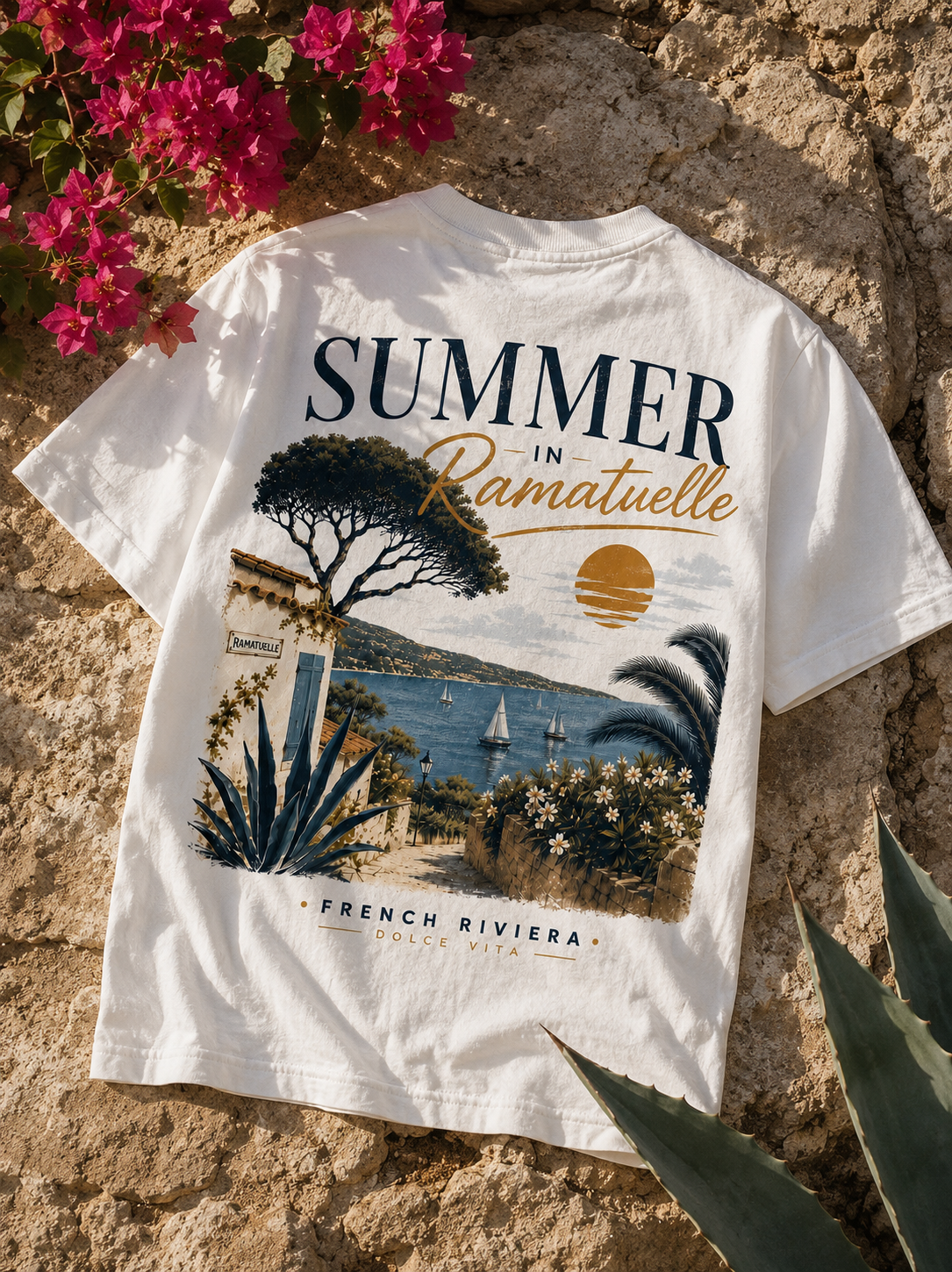 T-shirt Summer in Ramatuelle Hustle Wear à plat sur un mur de pierre avec bougainvillier